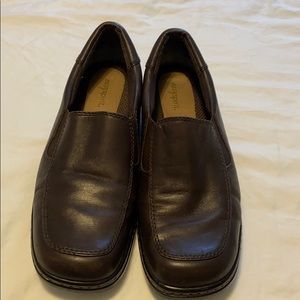worn ONCE easyspirit size 8 dark brown loafer